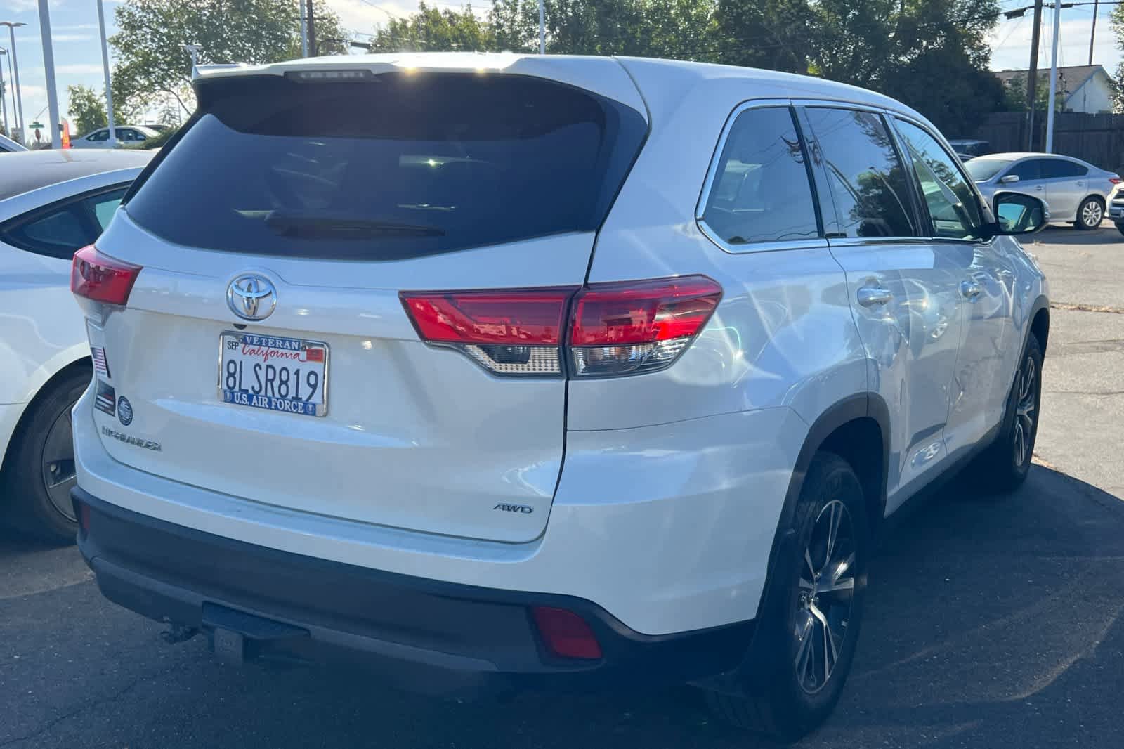 Used 2019 Toyota Highlander LE AWD/4WD image 4