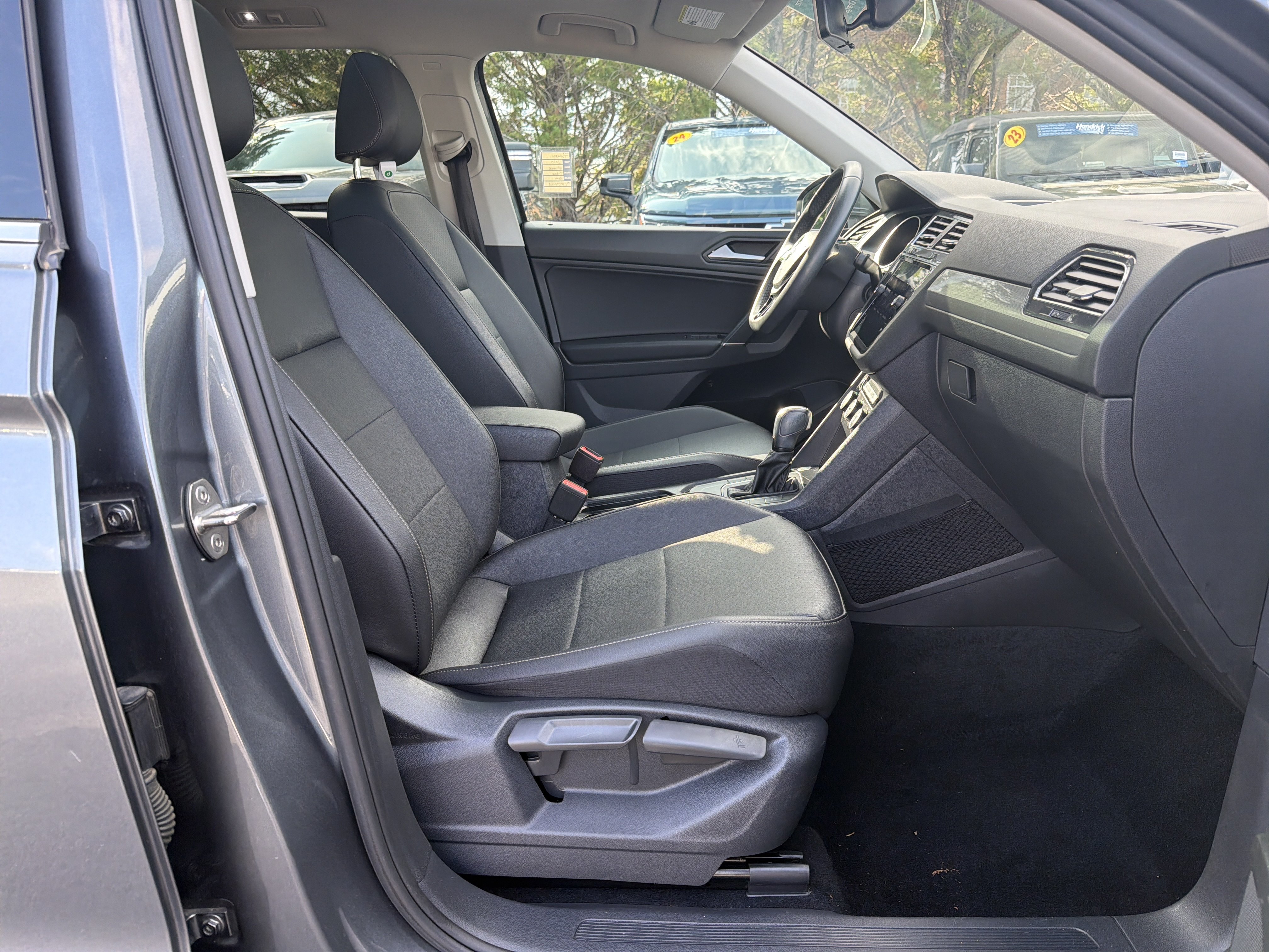Used 2020 Volkswagen Tiguan SE w/ Panoramic Sunroof Package FWD image 34