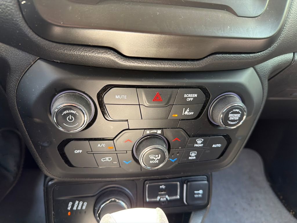 Used 2021 Jeep Renegade Latitude AWD/4WD image 11