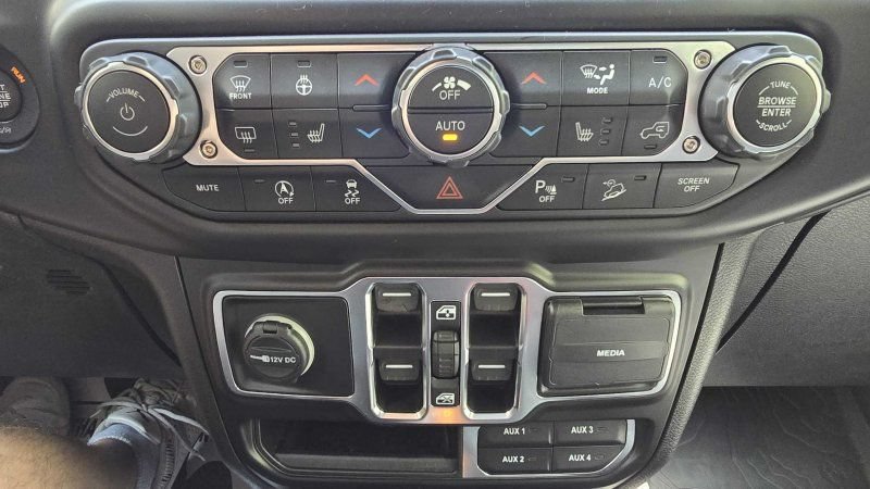 Used 2020 Jeep Wrangler Unlimited Sahara AWD/4WD image 22