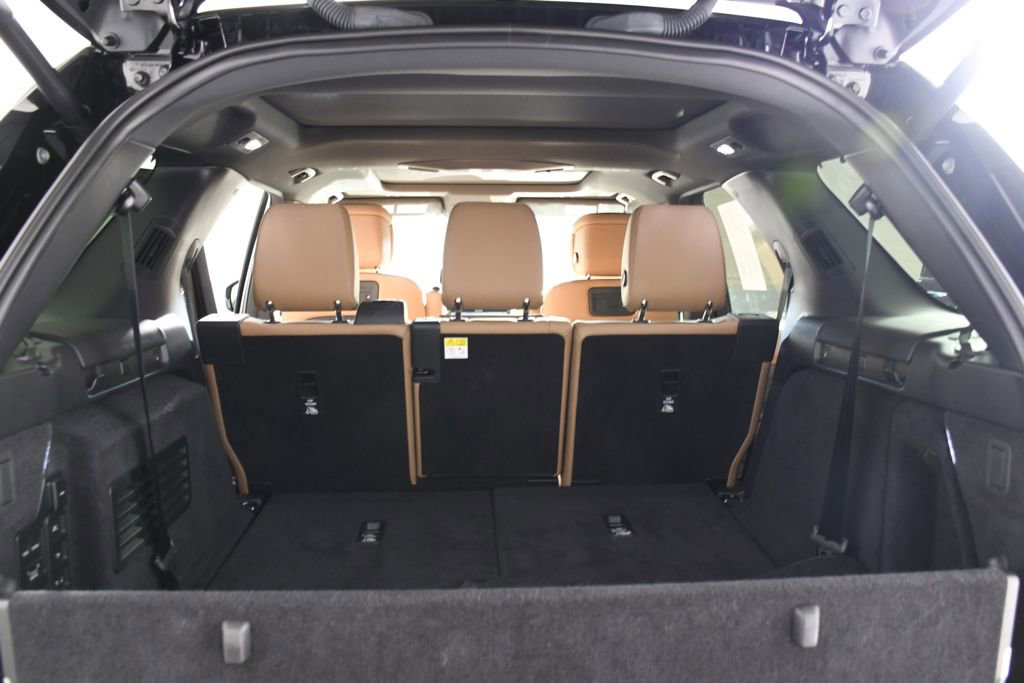 Used 2024 Land Rover Discovery Metropolitan Edition image 24