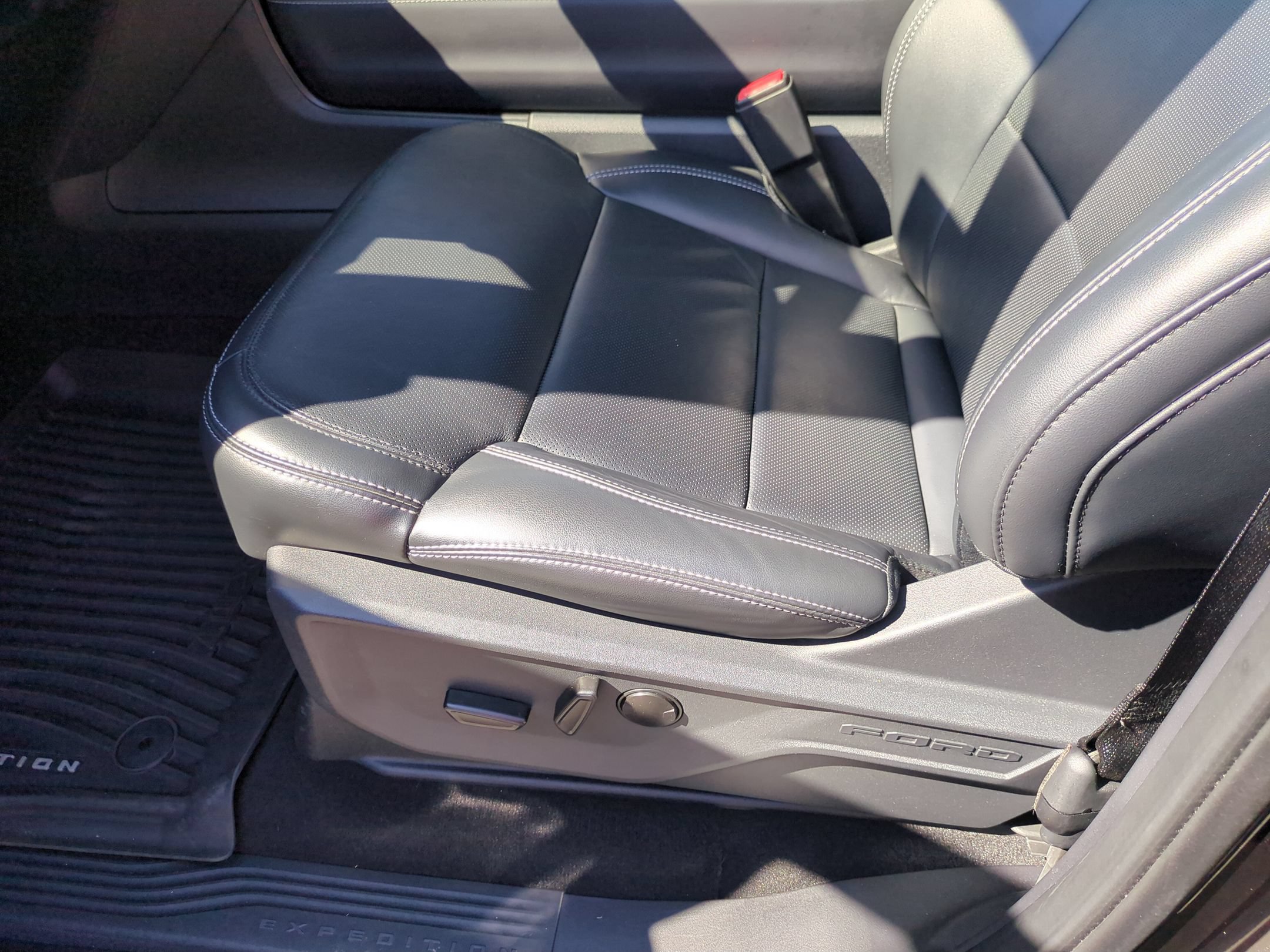 Certified 2025 Ford Expedition Platinum w/ Stealth Performance Package AWD/4WD image 17