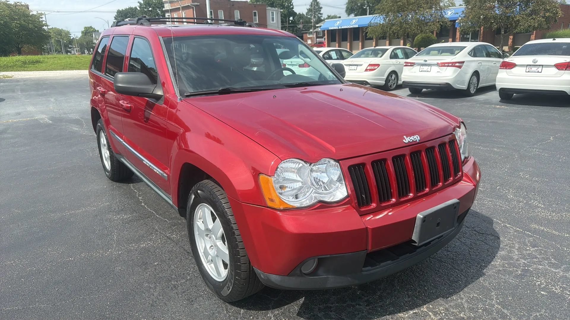 Used 2010 Jeep Grand Cherokee Laredo AWD/4WD image 3