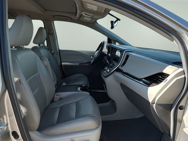 Used 2015 Toyota Sienna XLE w/ XLE Navigation Package image 10