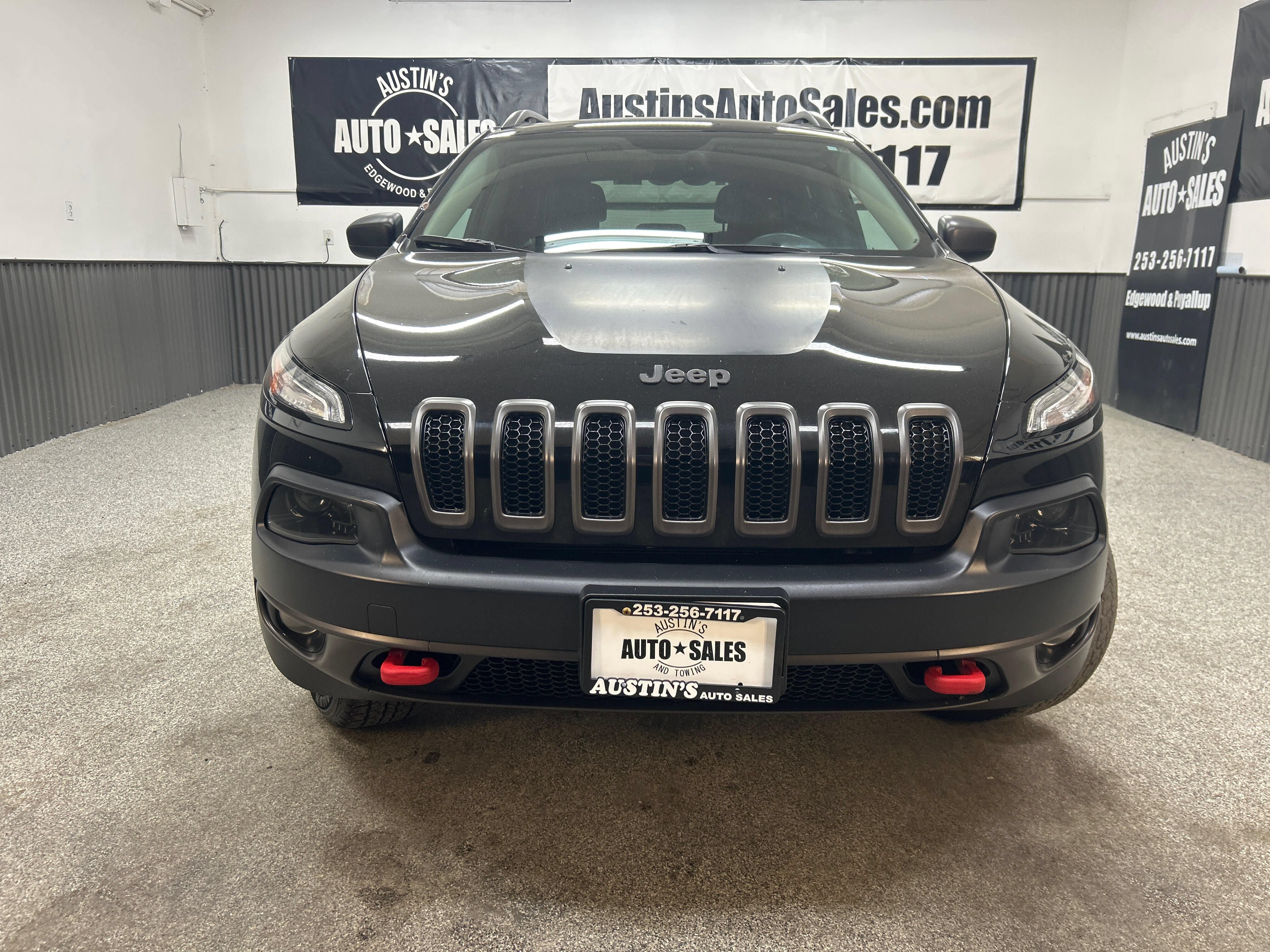 Used 2017 Jeep Cherokee Trailhawk w/ Comfort/Convenience Group AWD/4WD image 2