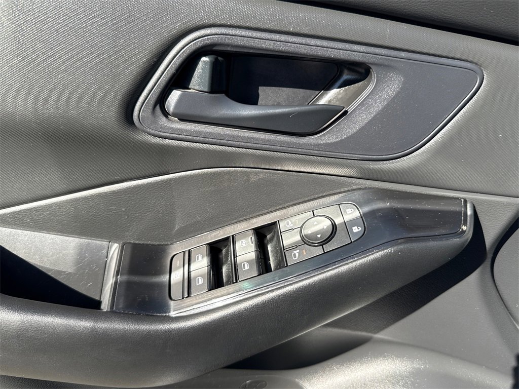 Used 2024 Nissan Rogue S image 23