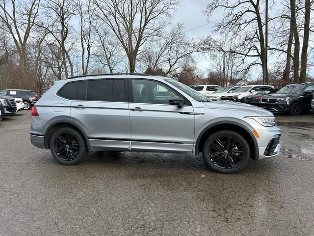 Used 2022 Volkswagen Tiguan SE R-Line image 2