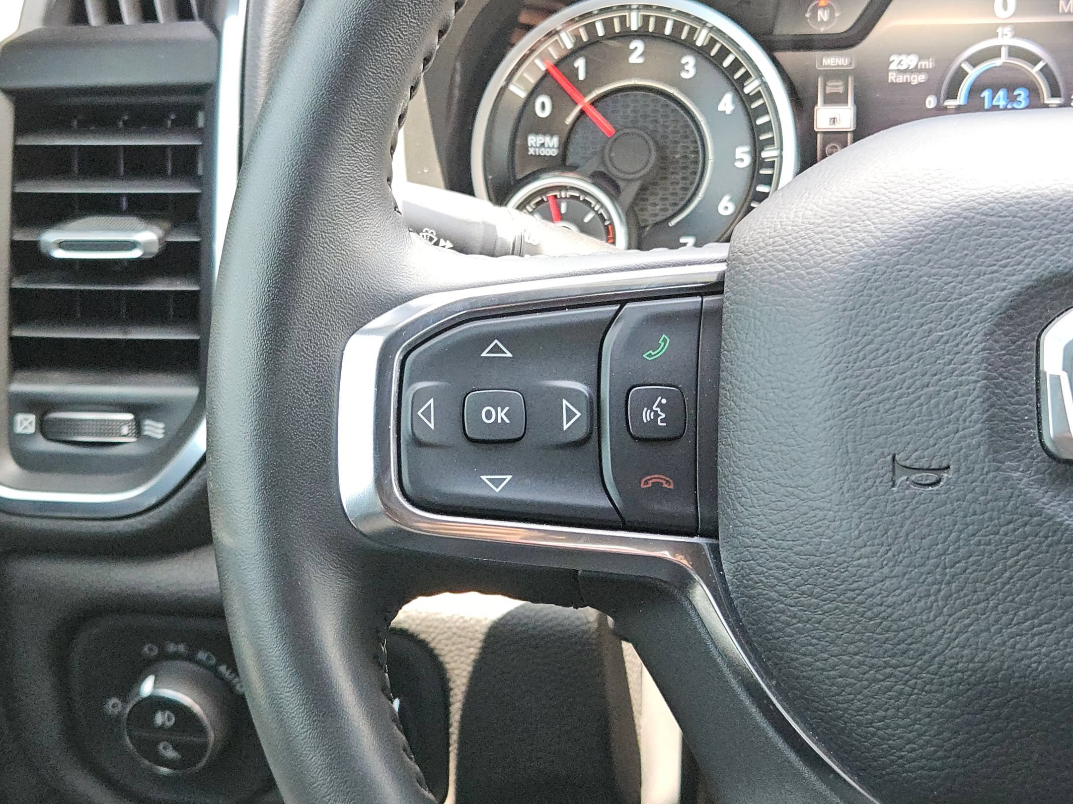 Used 2024 RAM 1500 Laramie AWD/4WD image 21