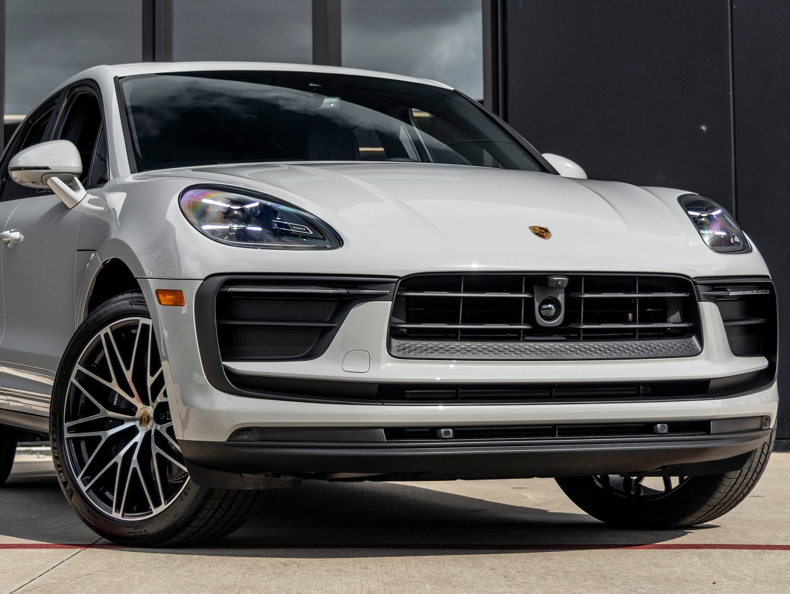 Certified 2026 Porsche Macan AWD/4WD image 9