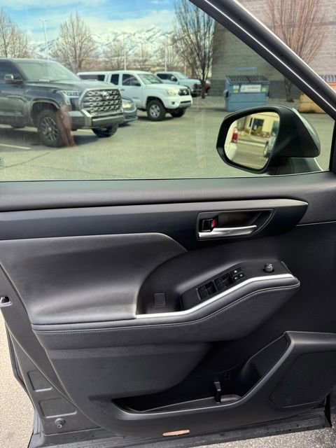 Used 2023 Toyota Highlander XLE image 14