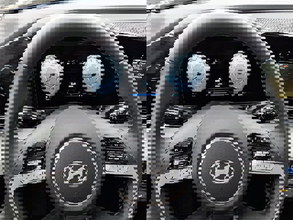 Used 2025 Hyundai Elantra Limited image 19