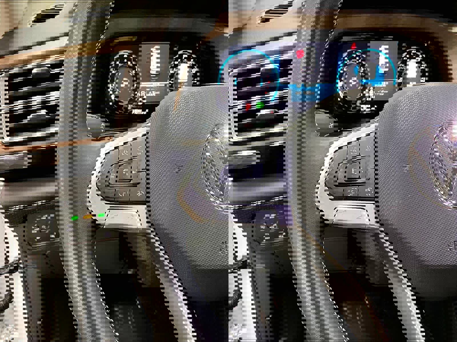 Used 2024 Volkswagen Atlas SE image 21