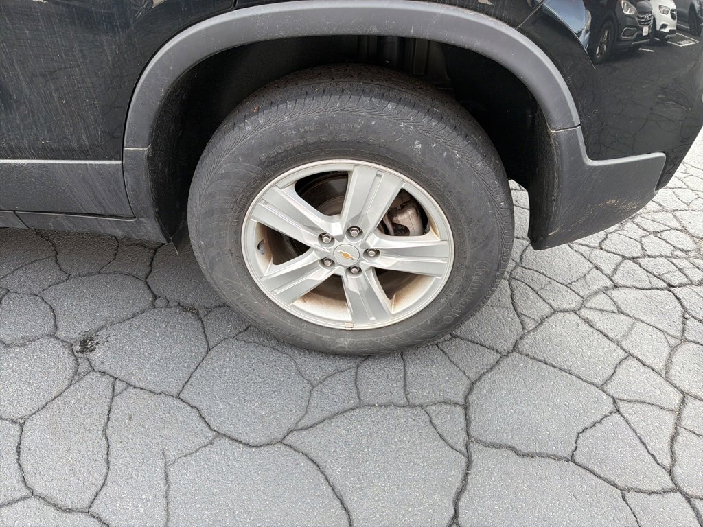 Certified 2022 Chevrolet Trax LS w/ Tint and Cruise Package image 11