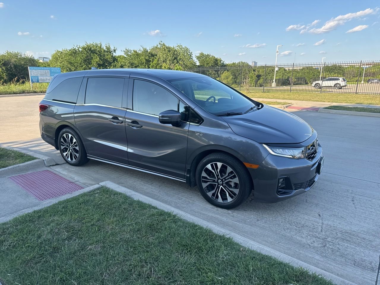 Used 2025 Honda Odyssey Elite image 2