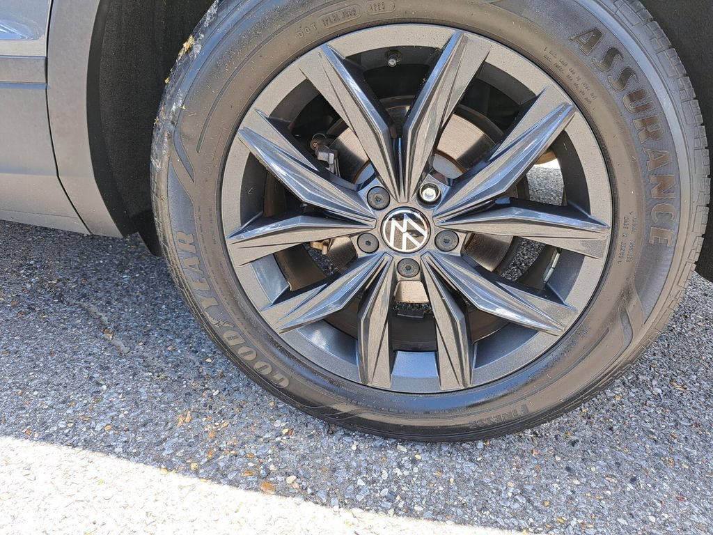 Used 2024 Volkswagen Tiguan SE w/ Panoramic Sunroof Package FWD image 25