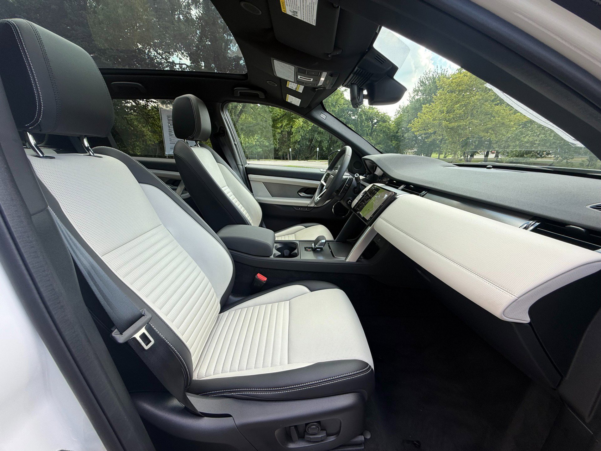 Used 2024 Land Rover Discovery Sport Dynamic SE image 14