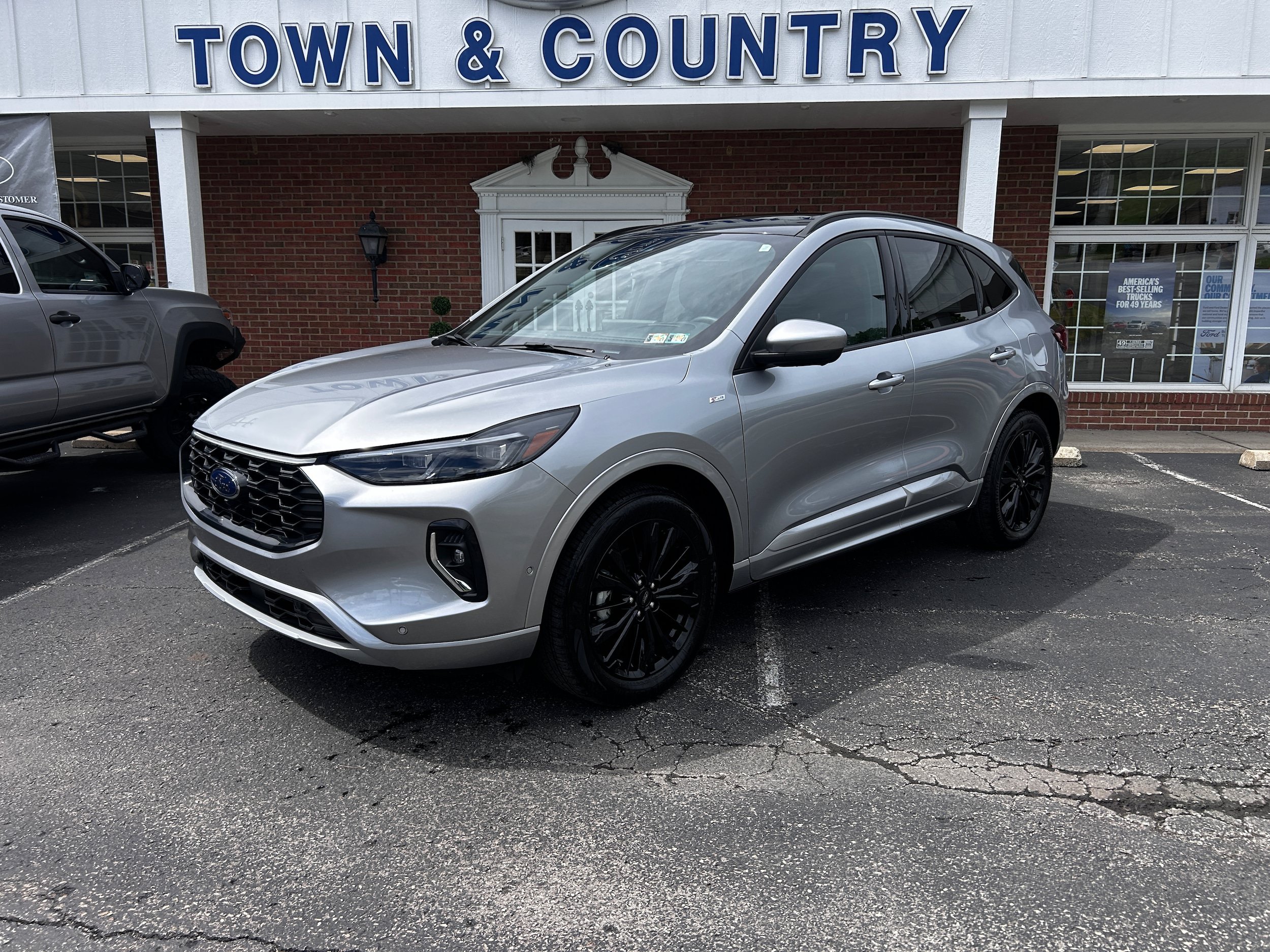 Used 2023 Ford Escape ST-Line Elite w/ Premium Technology Package AWD/4WD image 2