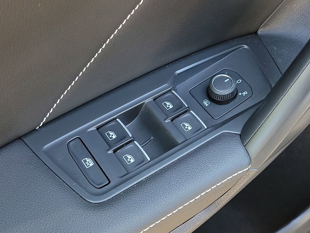 Used 2023 Volkswagen Tiguan SE R-Line image 18