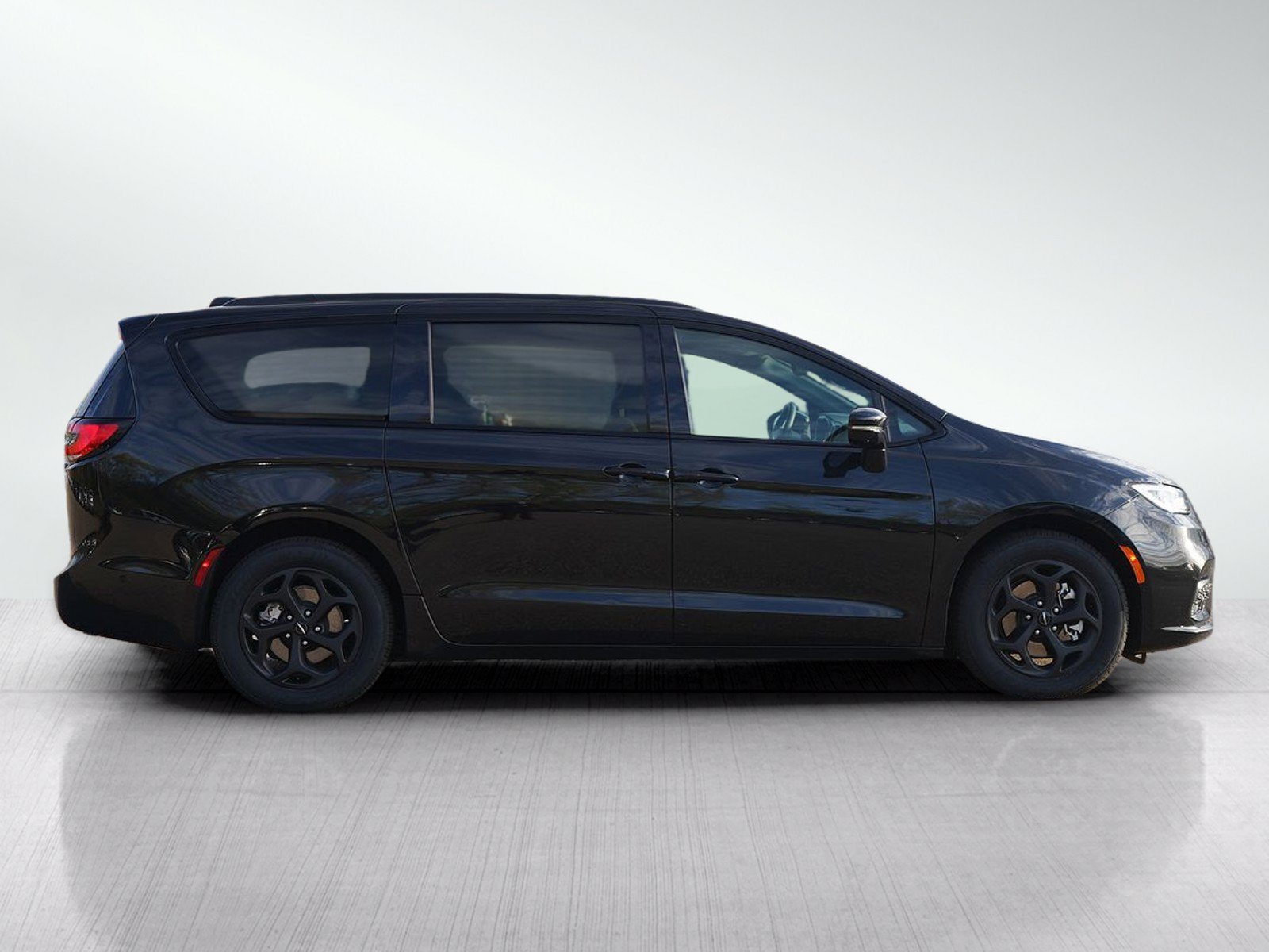 Used 2024 Chrysler Pacifica Premium FWD image 6