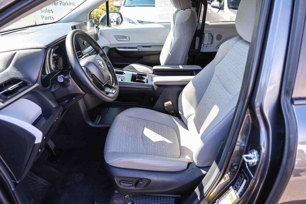Certified 2025 Toyota Sienna LE FWD image 11