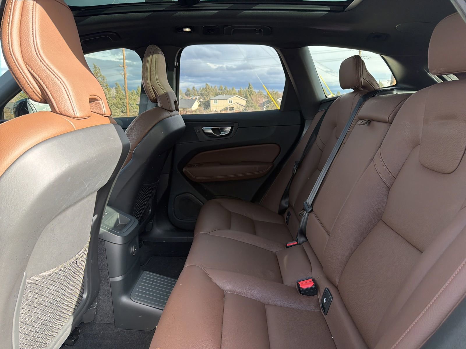 Certified 2025 Volvo XC60 T8 Plus w/ Protection Package Premier image 34