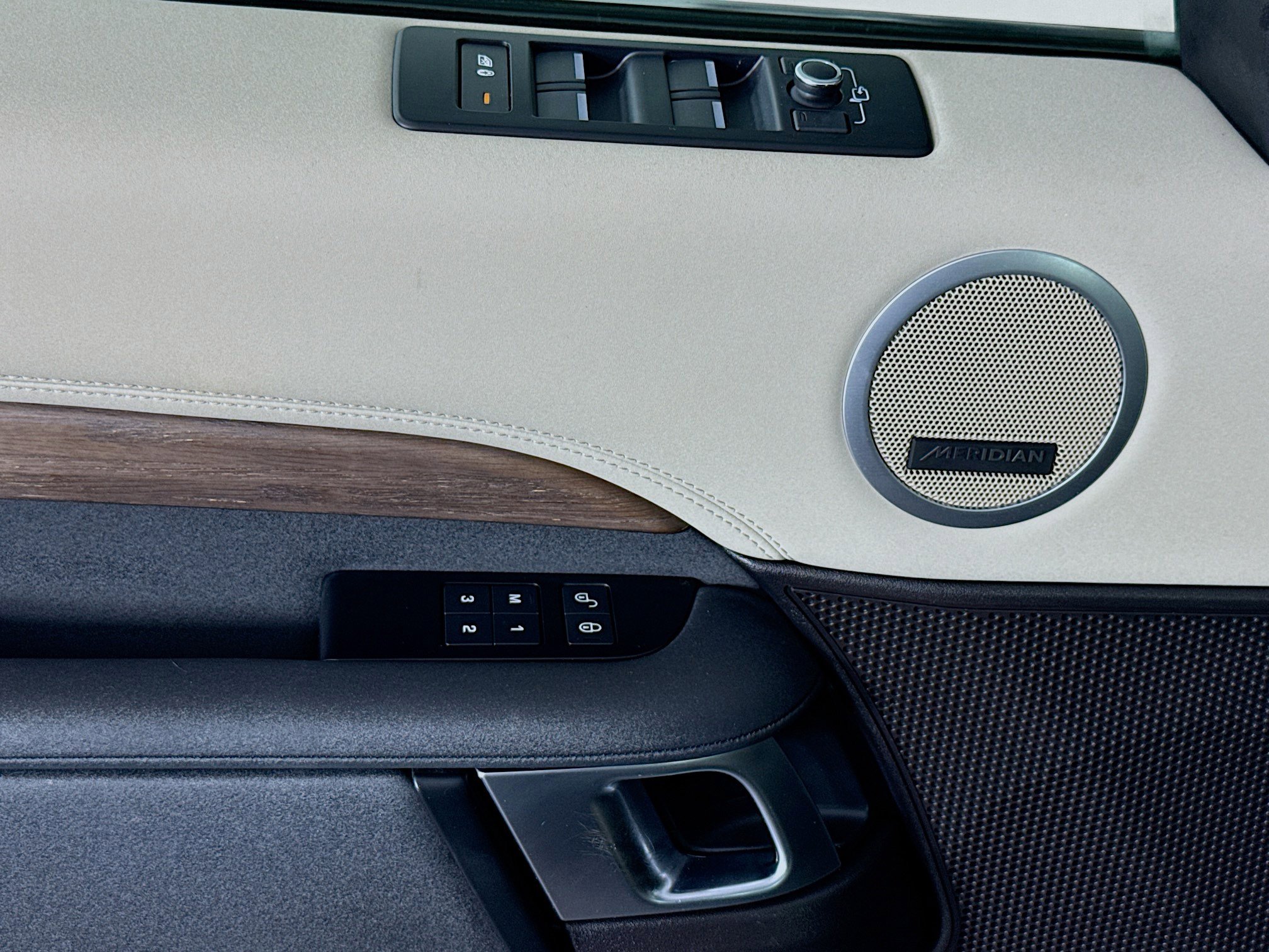 Used 2018 Land Rover Discovery HSE image 23