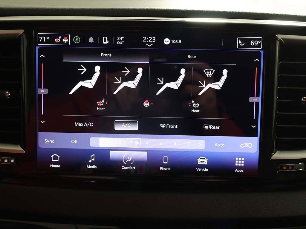 Used 2024 Chrysler Pacifica Touring-L image 43