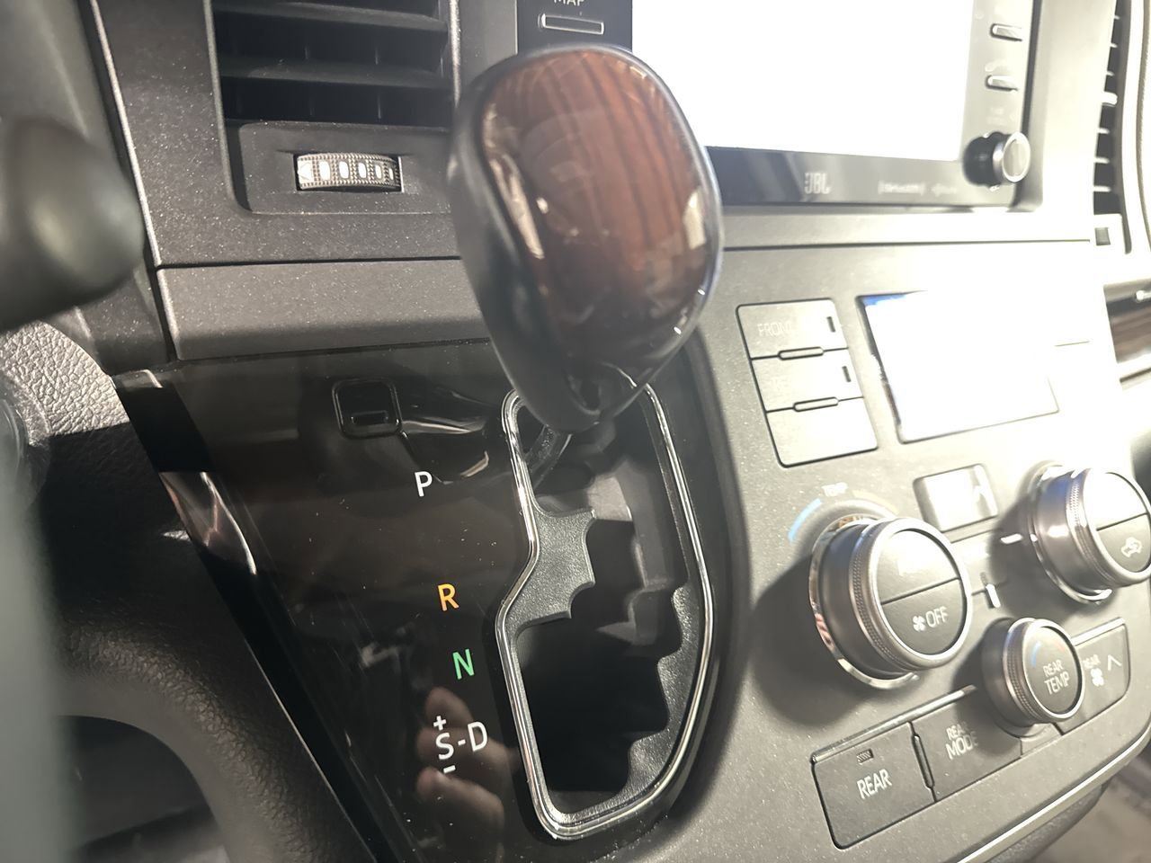 Used 2020 Toyota Sienna Limited image 29