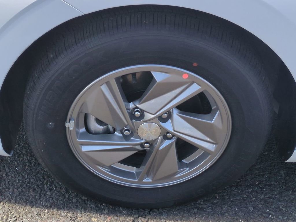 Certified 2026 Hyundai Elantra SE FWD image 9