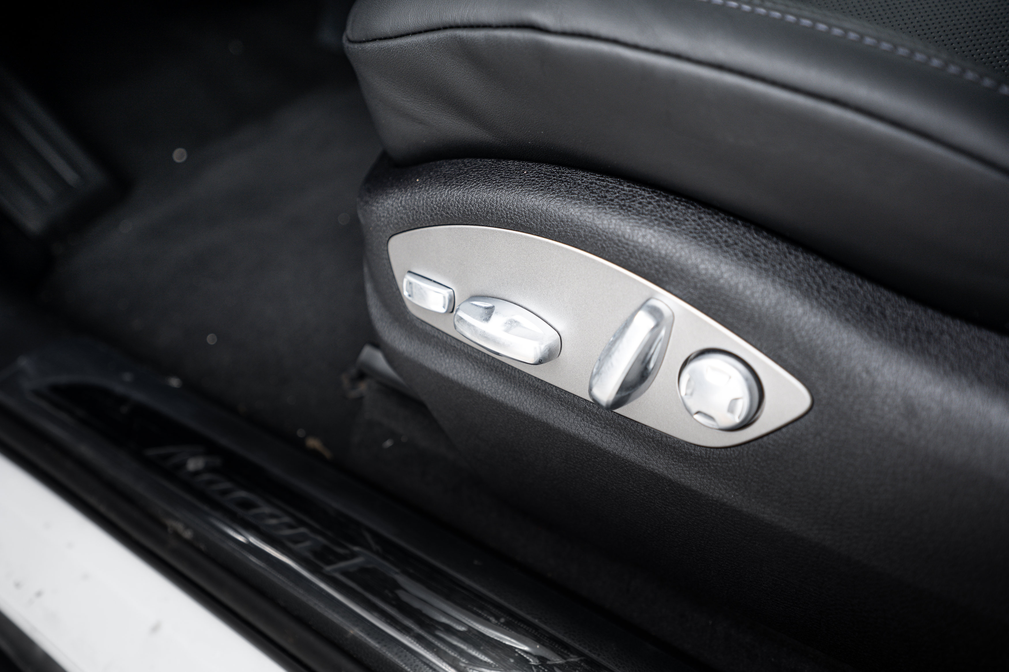 Certified 2026 Porsche Macan Turbo AWD/4WD image 17
