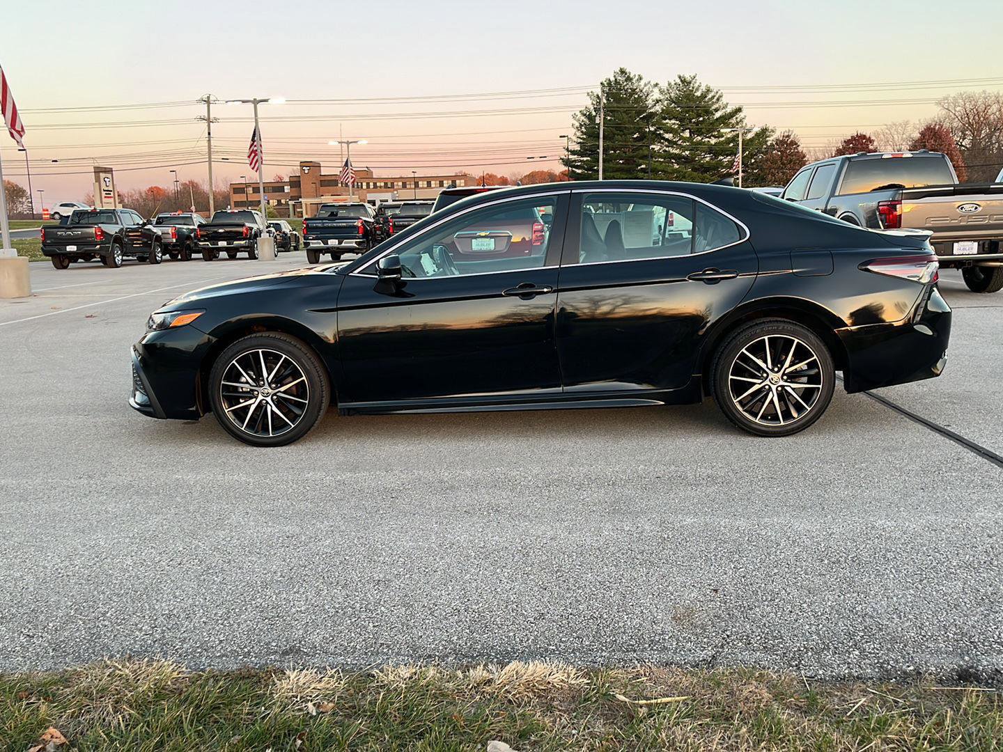 Used 2023 Toyota Camry SE image 2