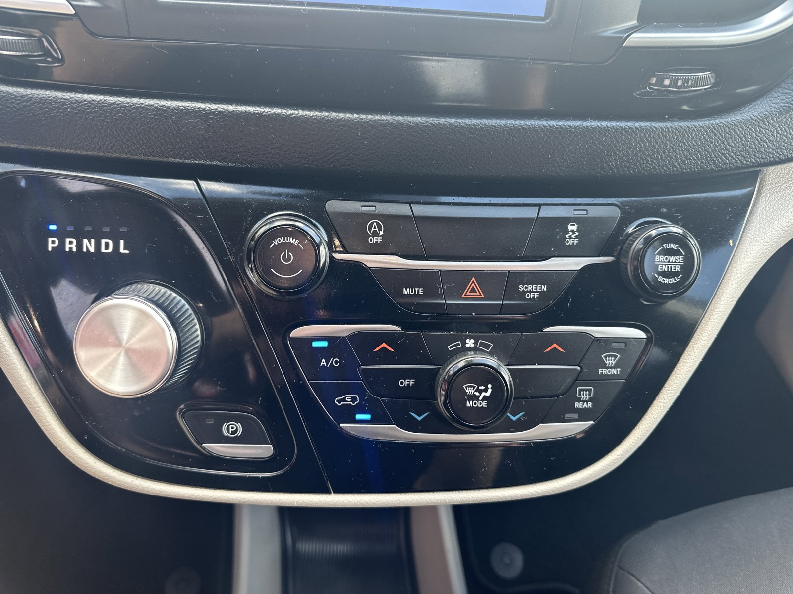 Used 2023 Chrysler Voyager LX FWD image 15