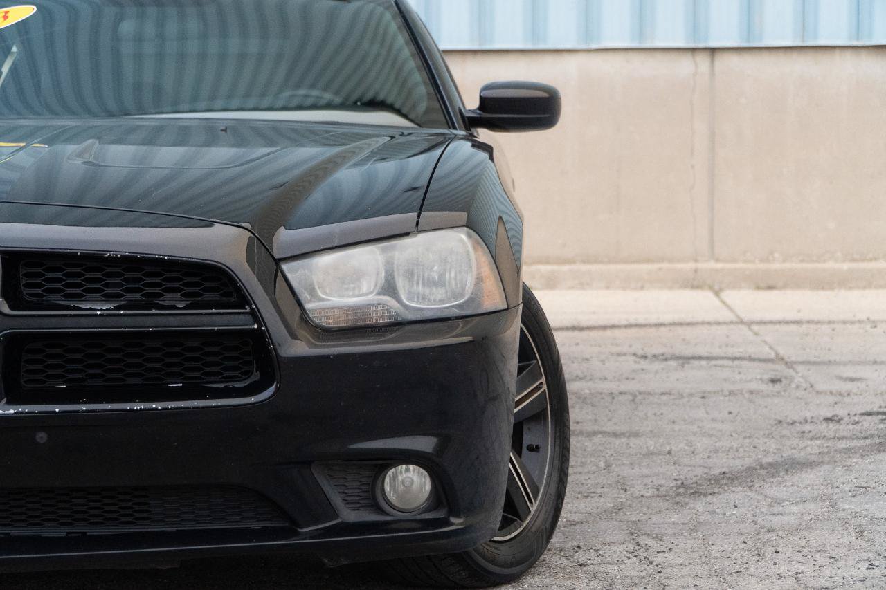 Used 2013 Dodge Charger SE RWD image 2