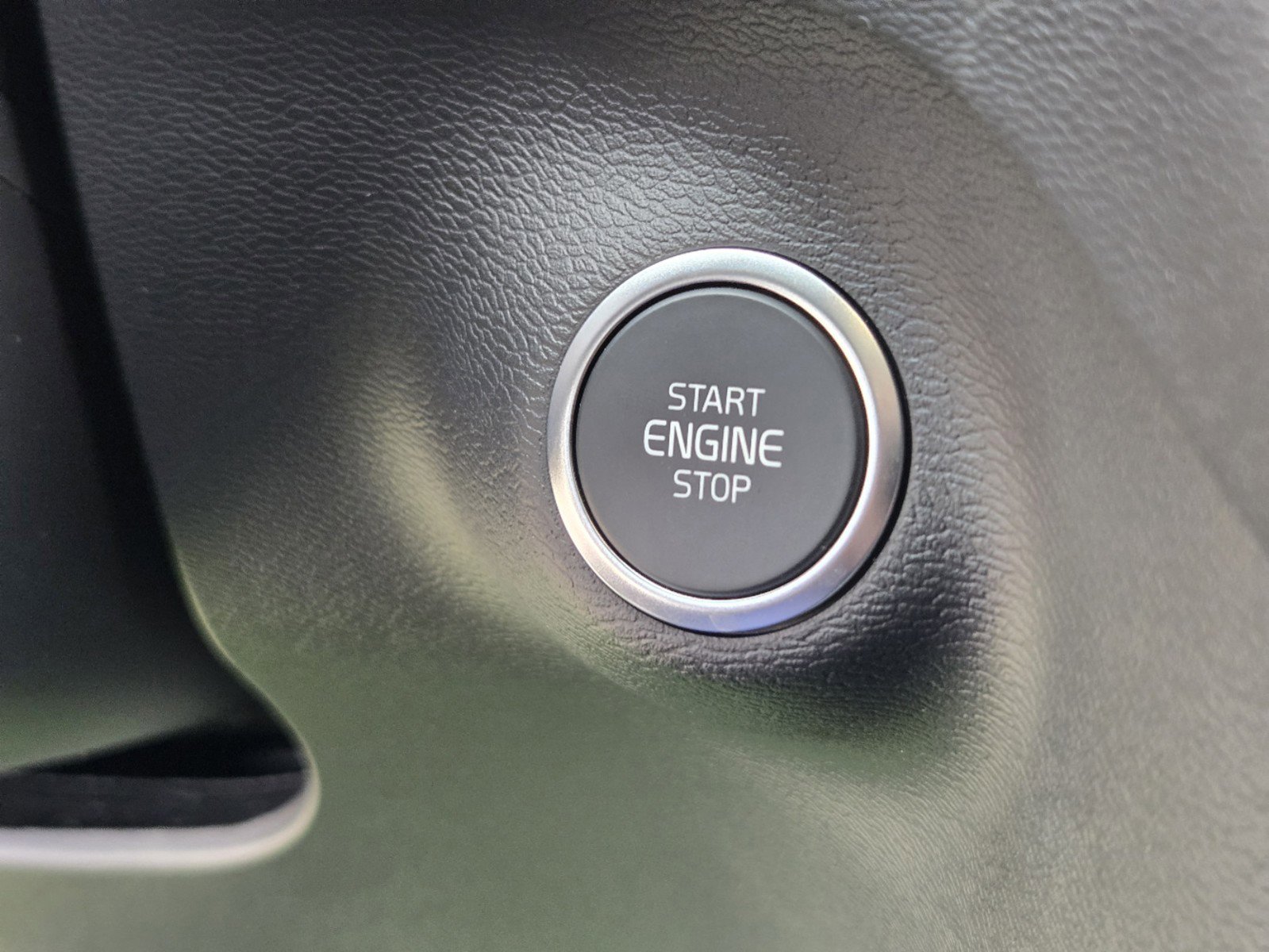 New 2025 Volvo XC40 B5 Core w/ Protection Package Premier image 24