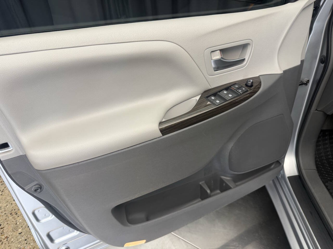 Used 2015 Toyota Sienna XLE w/ XLE Navigation Package FWD image 17