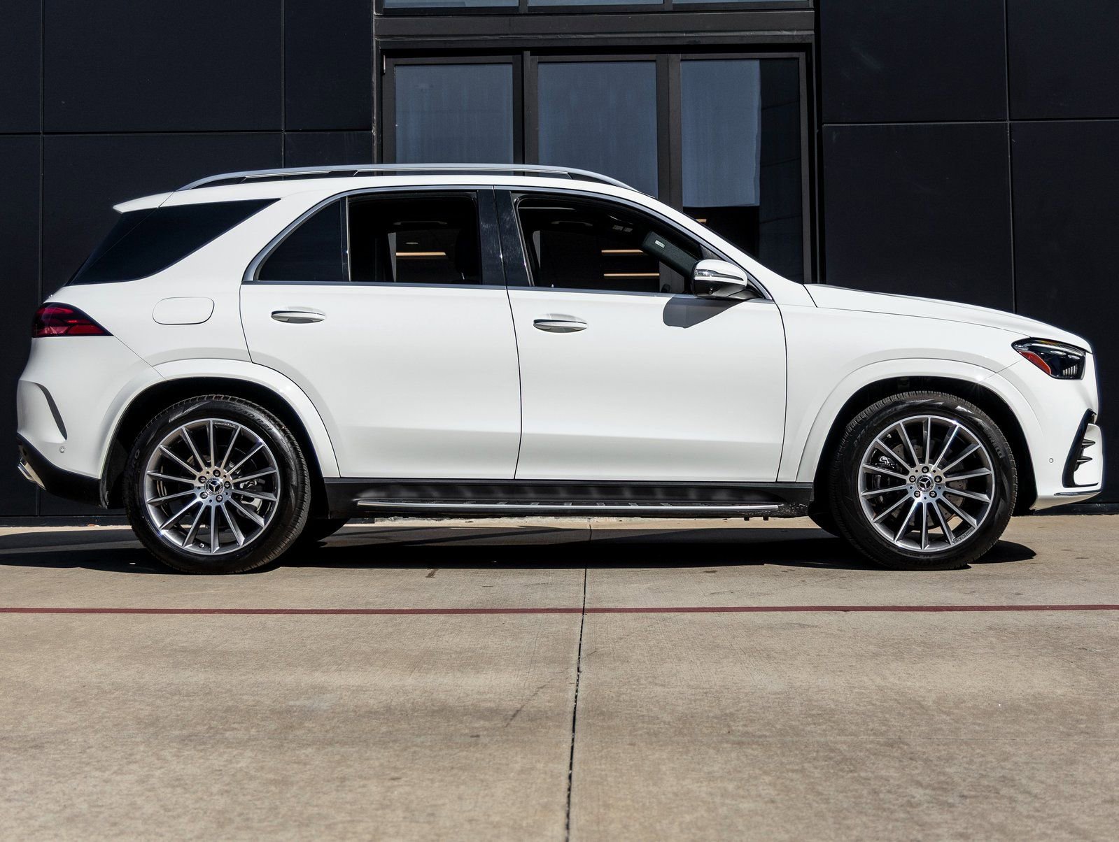 Used 2024 Mercedes-Benz GLE 450 4MATIC w/ AMG Line Exterior image 10
