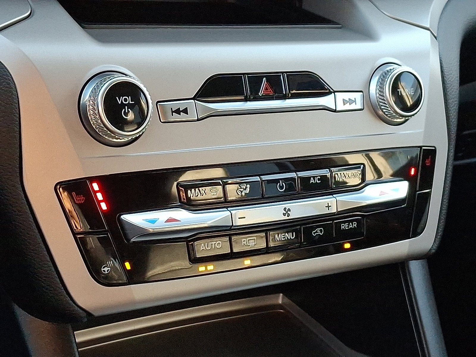 Used 2022 Ford Explorer XLT w/ Equipment Group 202A image 16