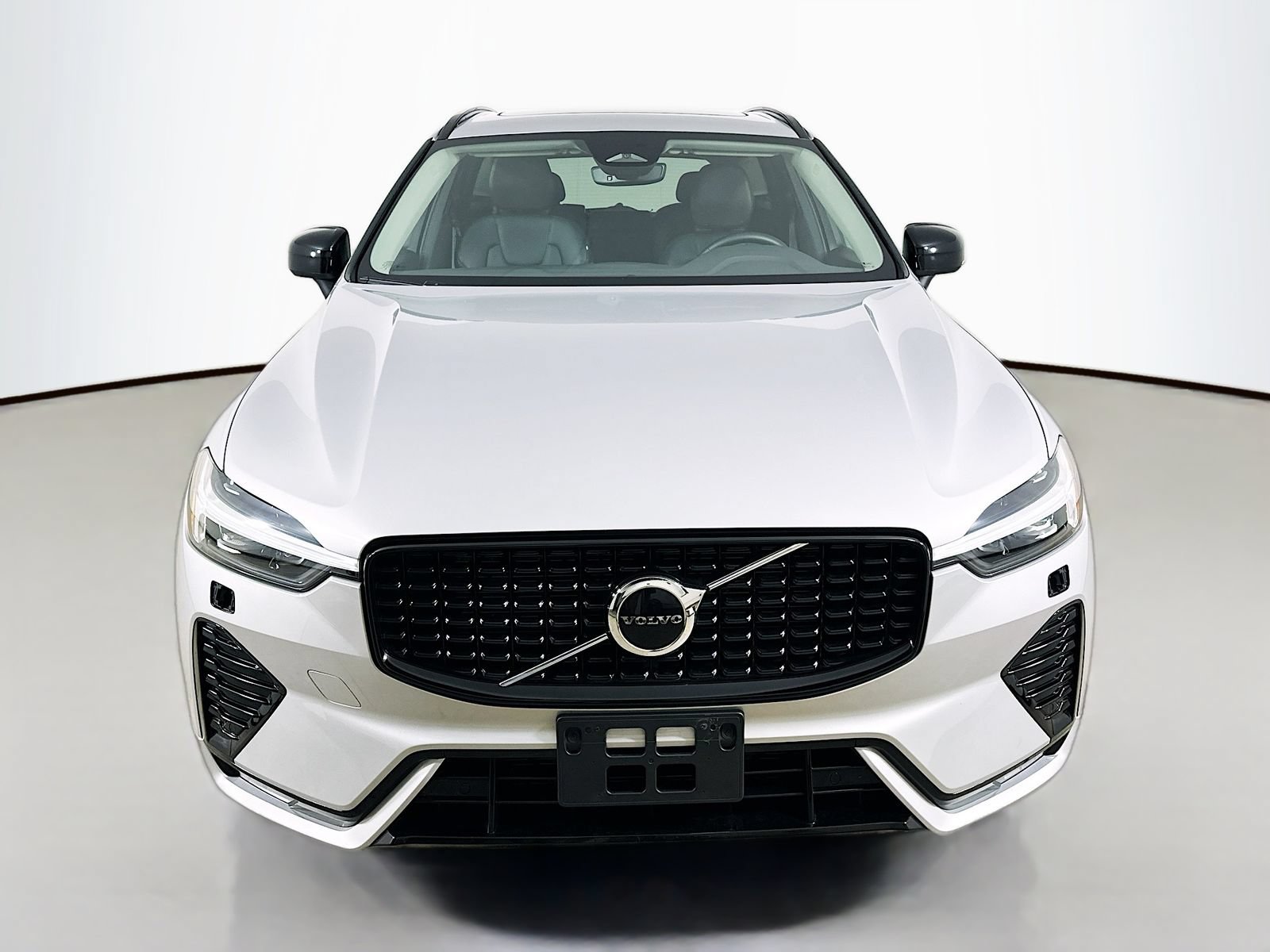 Used 2025 Volvo XC60 B5 Core AWD/4WD image 2