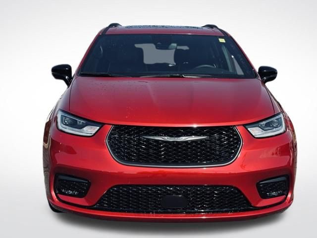 Used 2025 Chrysler Pacifica Limited FWD image 2