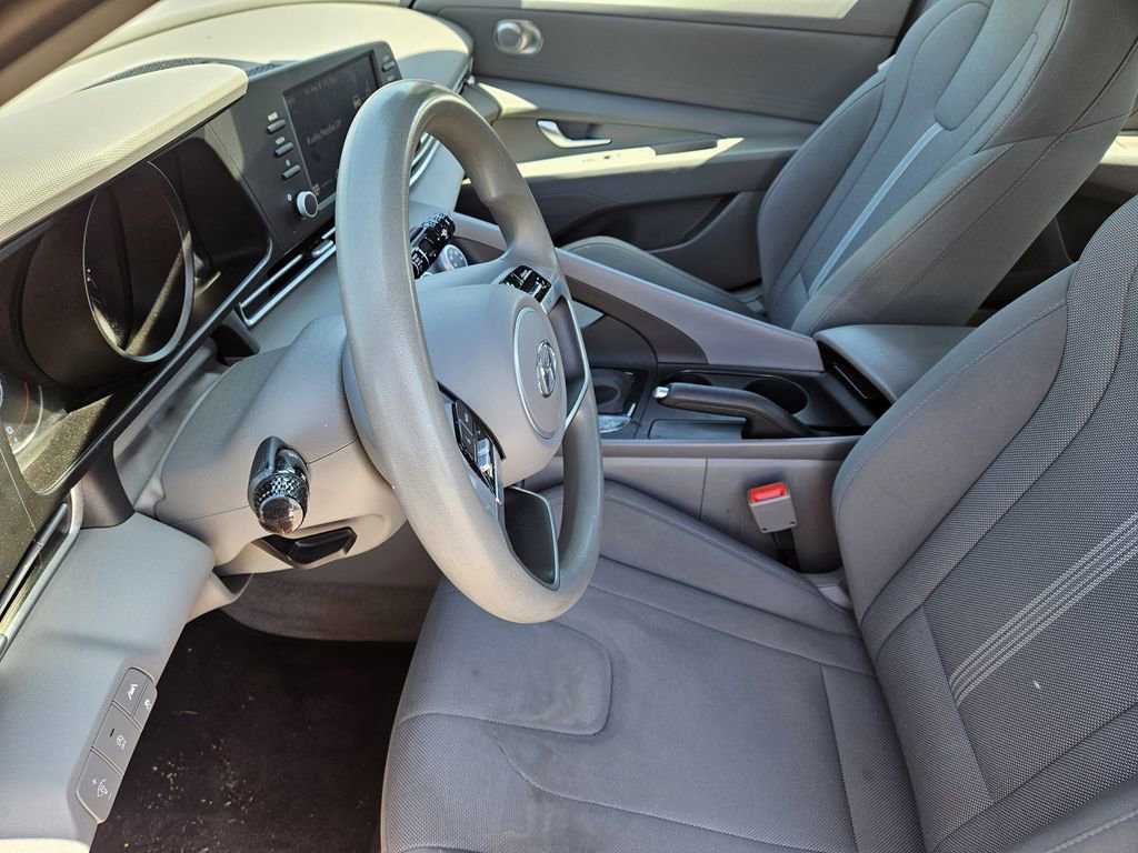 Used 2023 Hyundai Elantra SE FWD image 9