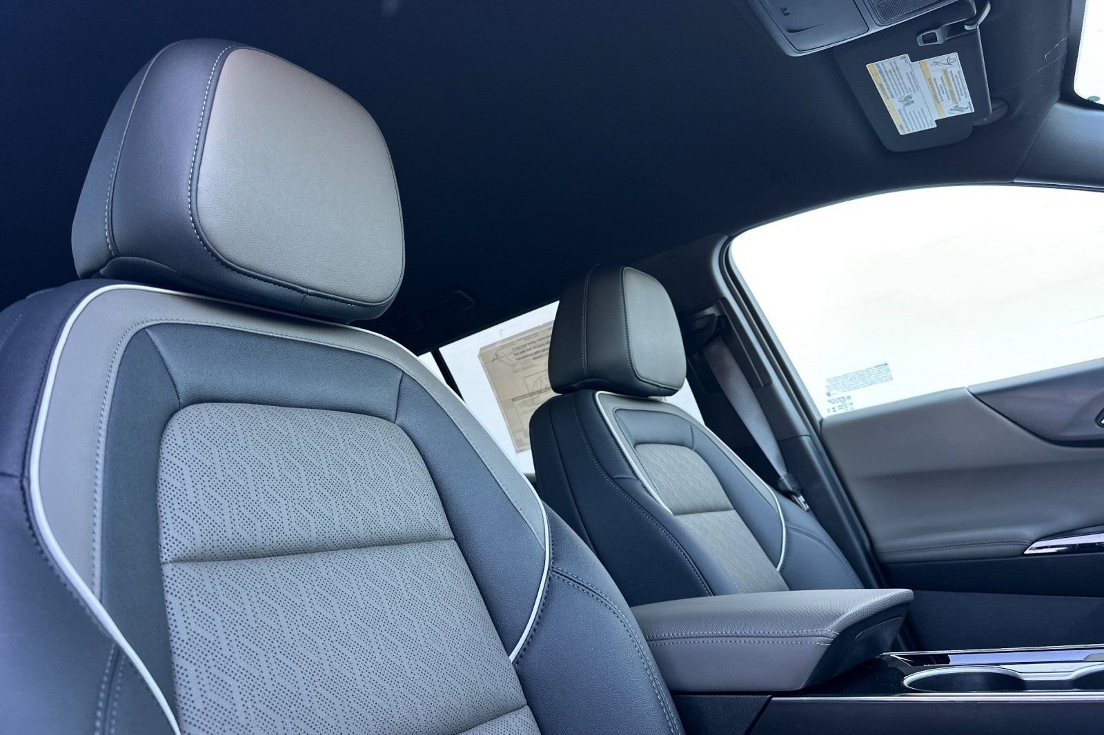 New 2026 Chevrolet Equinox LT w/ Convenience Package II FWD image 17