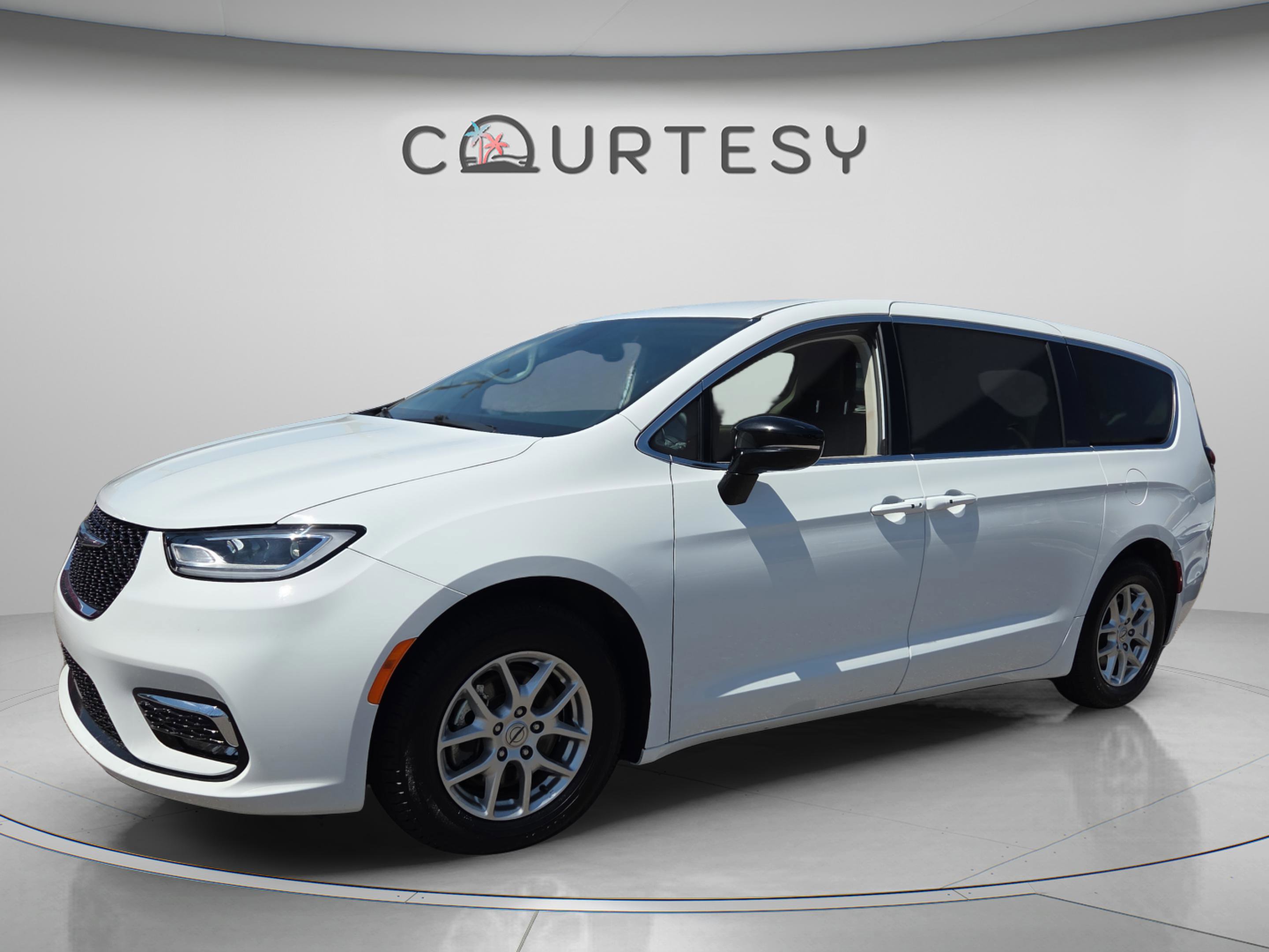 Used 2024 Chrysler Pacifica Touring-L image 1