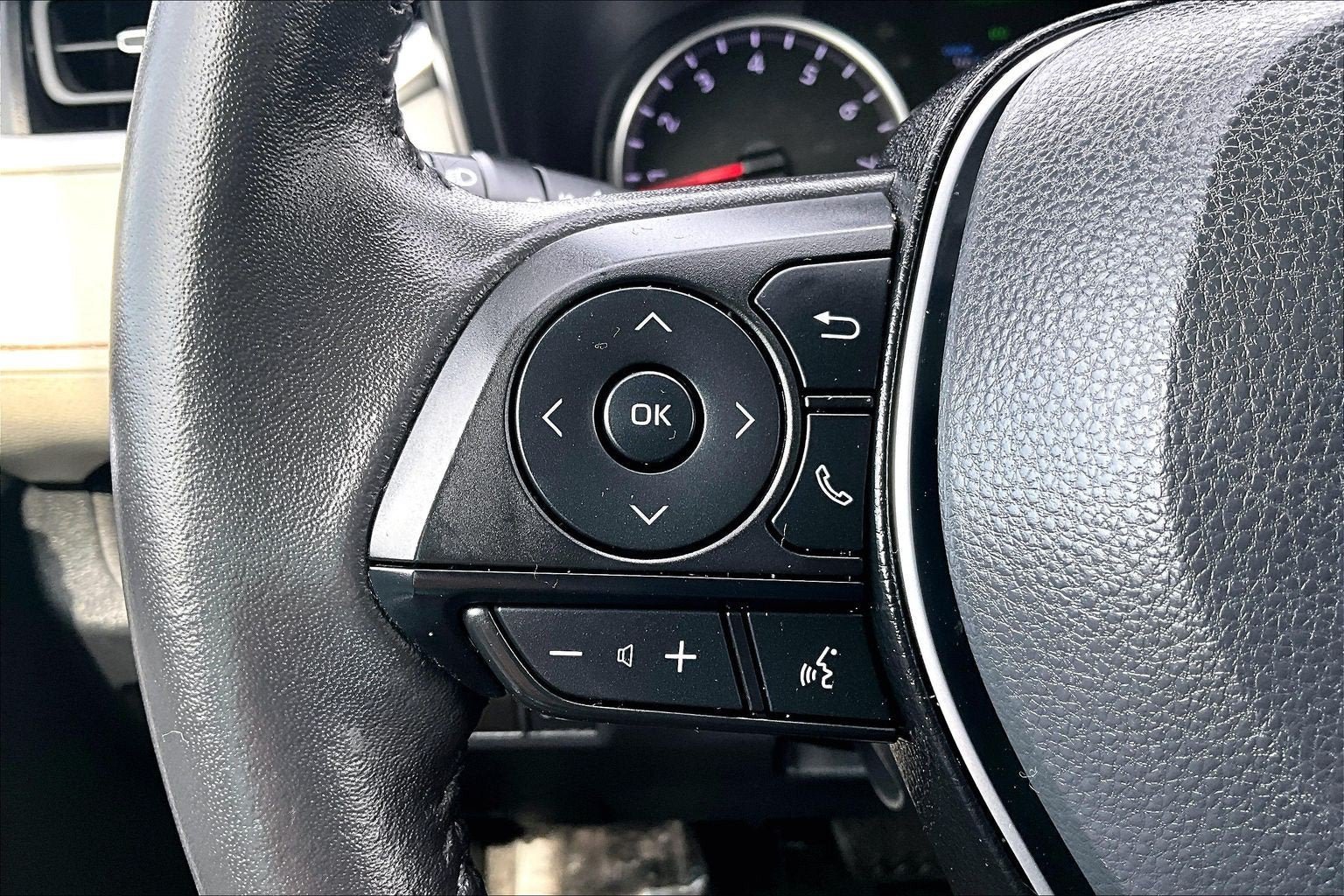Used 2022 Toyota RAV4 XLE Premium FWD image 17