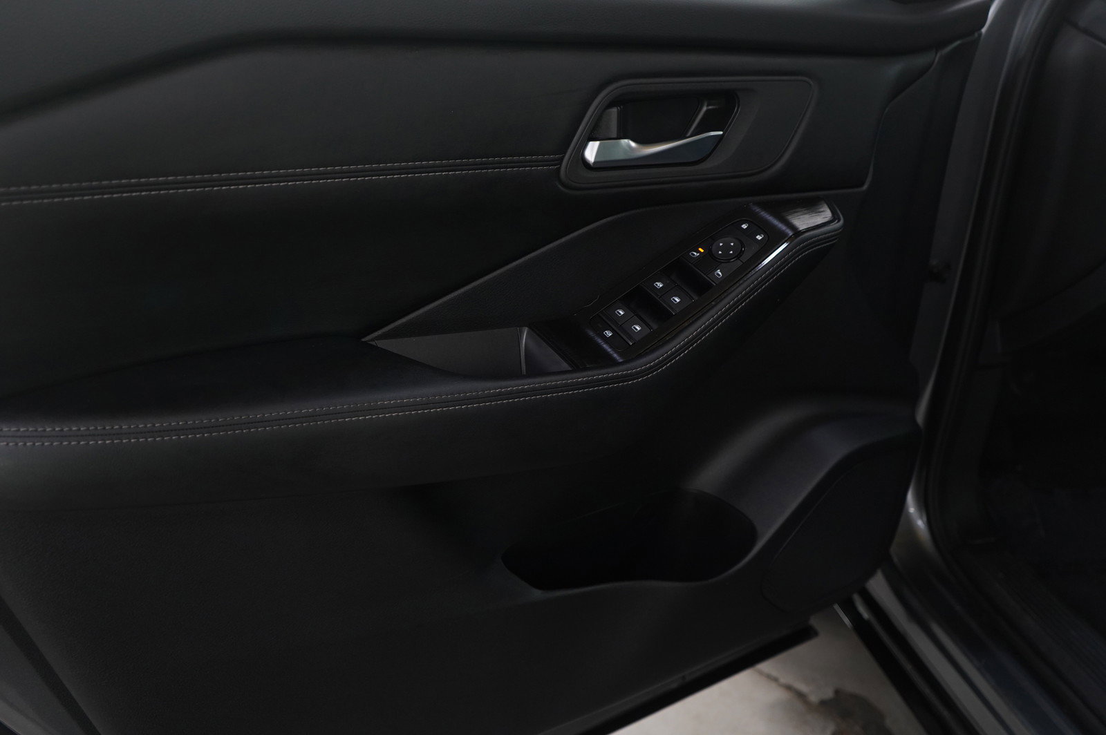 Used 2024 Nissan Rogue SV w/ SV Premium Package image 22