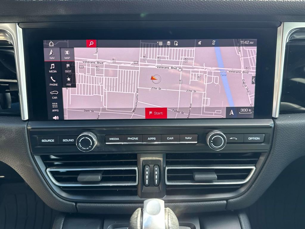 Certified 2021 Porsche Macan image 25