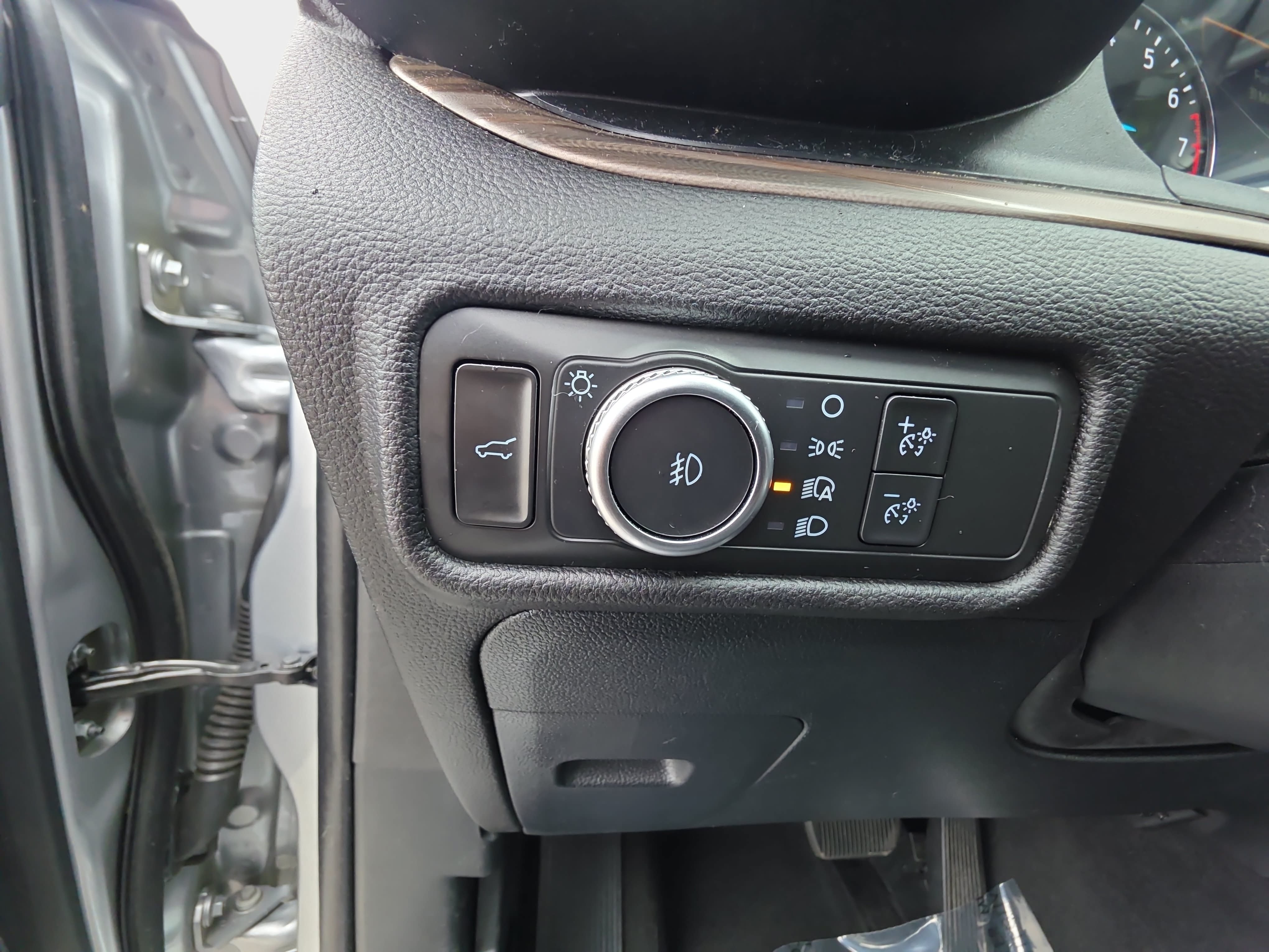 Used 2022 Ford Explorer Limited w/ Equipment Group 301A AWD/4WD image 15