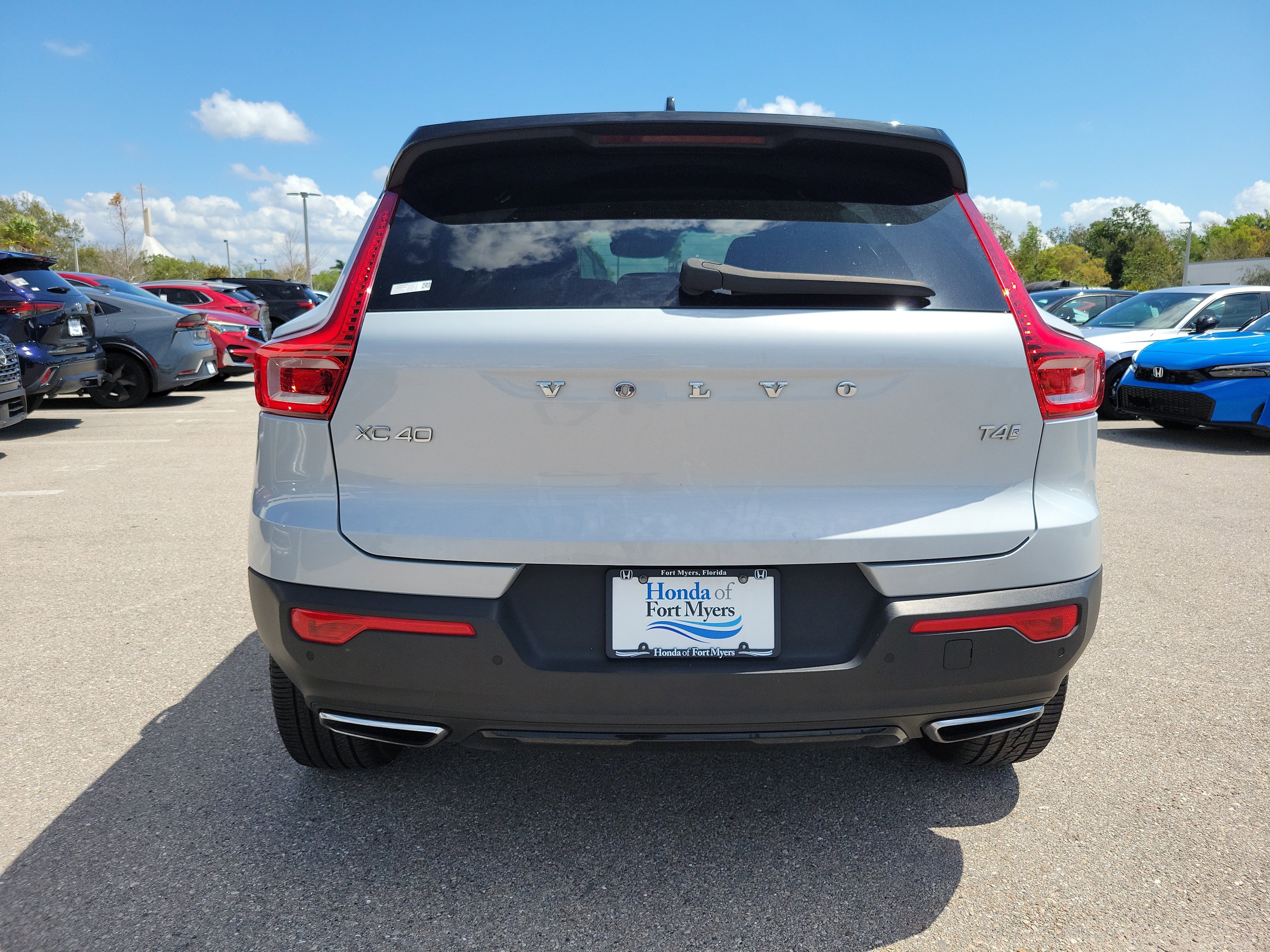 Used 2020 Volvo XC40 T4 R-Design w/ Protection Package Premier image 4