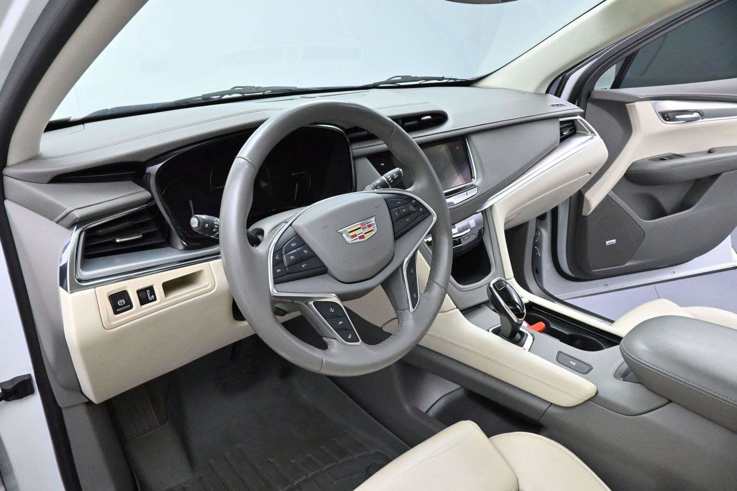 Used 2017 Cadillac XT5 Luxury w/ Driver Awareness Package FWD image 18
