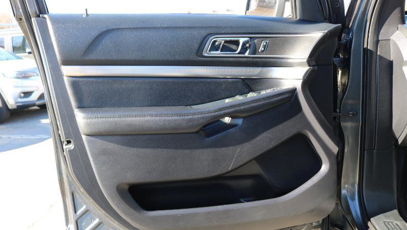 Used 2018 Ford Explorer XLT w/ Equipment Group 202A AWD/4WD image 10