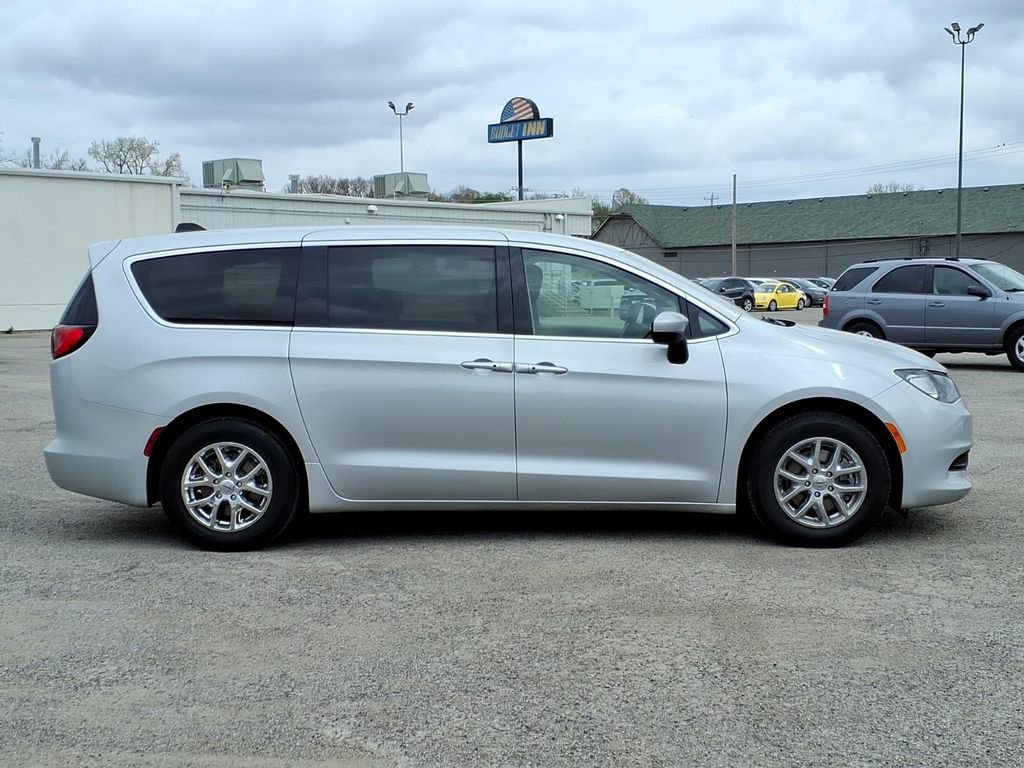 Used 2023 Chrysler Voyager LX image 2